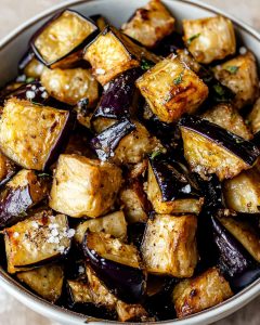Berinjela na Air Fryer dourada e macia, com casquinha levemente crocante e toque de sal e ervas.