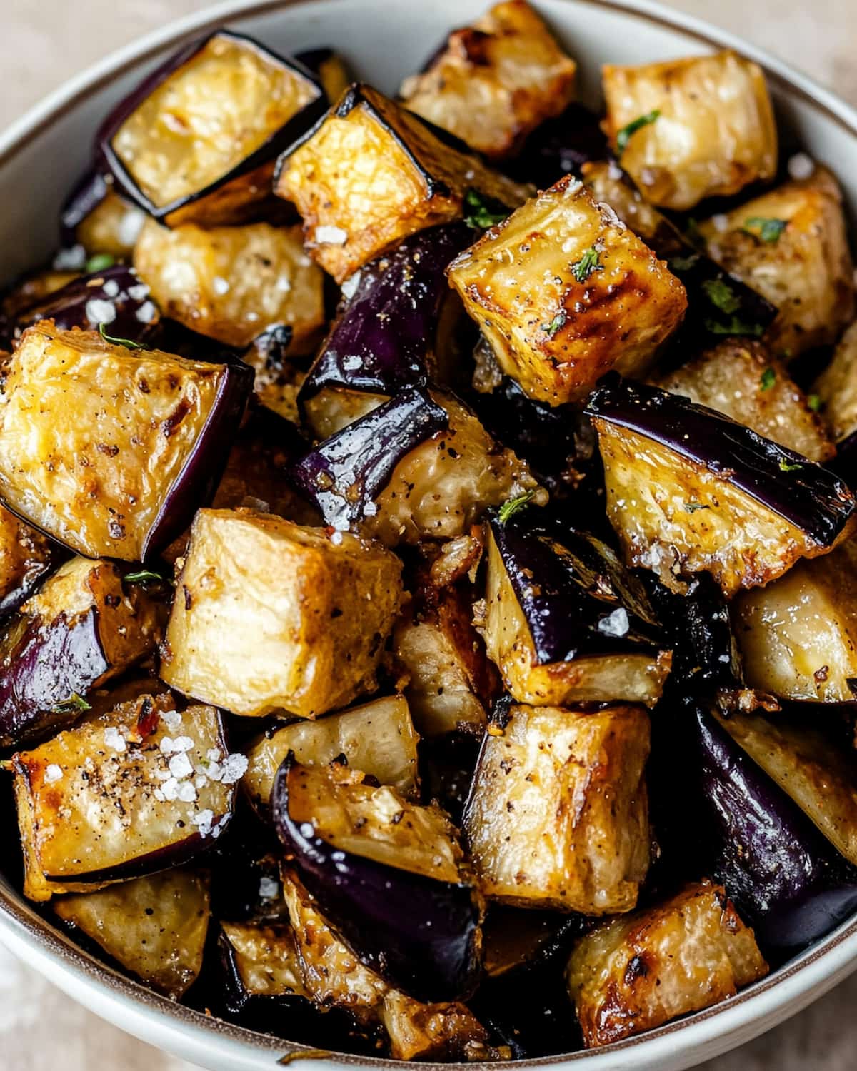 Berinjela na Air Fryer dourada e macia, com casquinha levemente crocante e toque de sal e ervas.