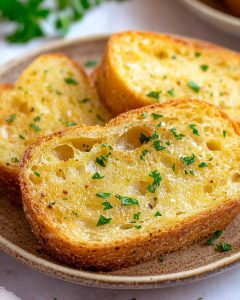 Torrada na Airfryer crocante e dourada, com manteiga derretida e toque de alho e salsinha fresca.