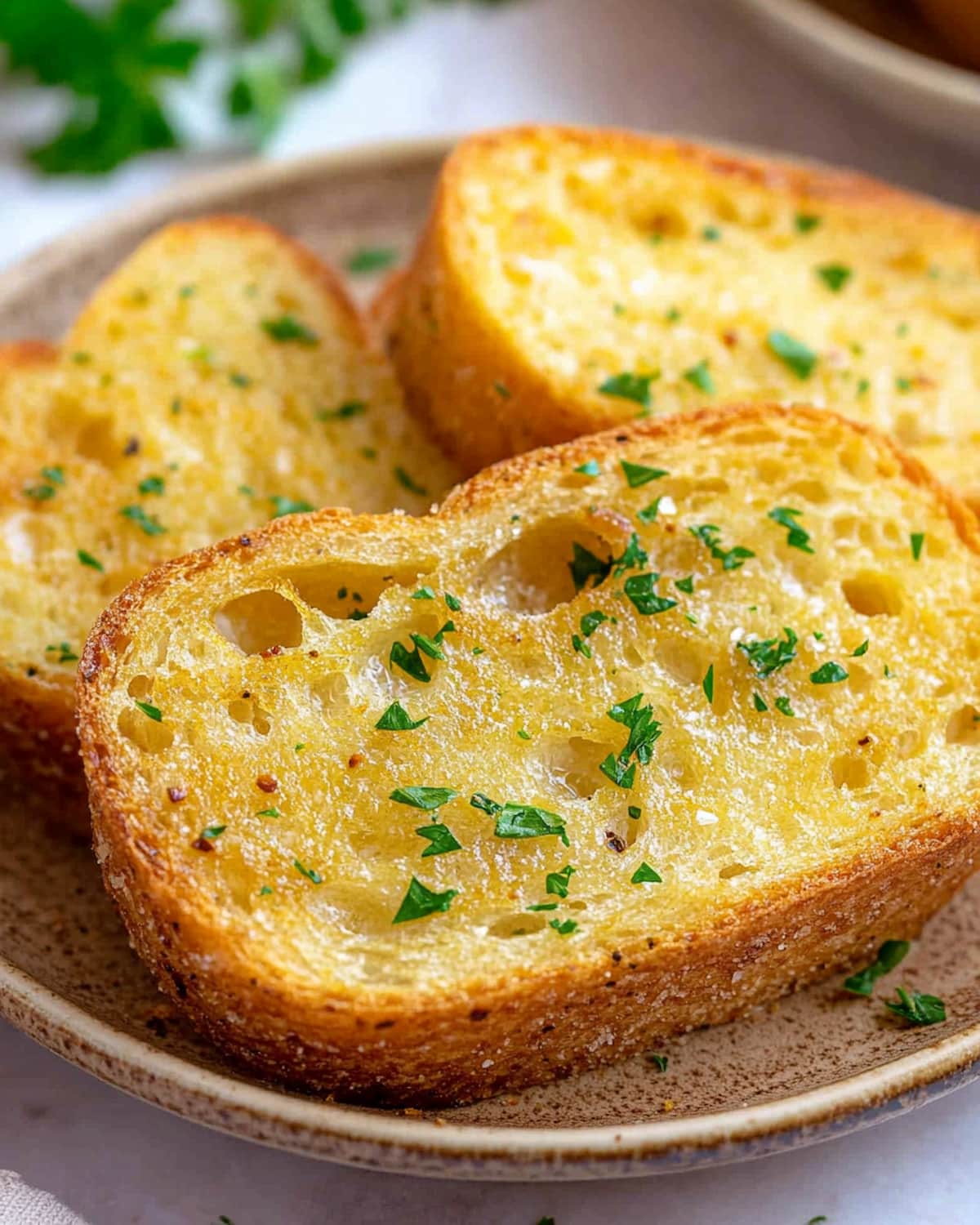 Torrada na Airfryer crocante e dourada, com manteiga derretida e toque de alho e salsinha fresca.