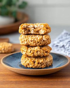 Cookie de aveia na Airfryer macio por dentro, levemente crocante e cheio de pedaços rústicos e dourados.