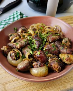 Coração de frango na Airfryer dourado e suculento, com cebola caramelizada e cheiro-verde fresquinho por cima.
